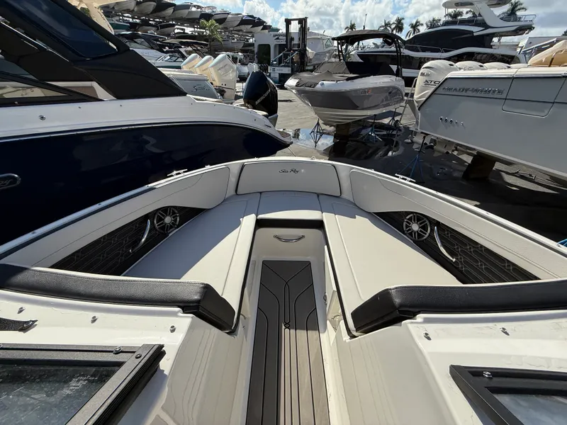 Slide: The Image of Sea Ray SPX 210 Outboard 2025 - 20
