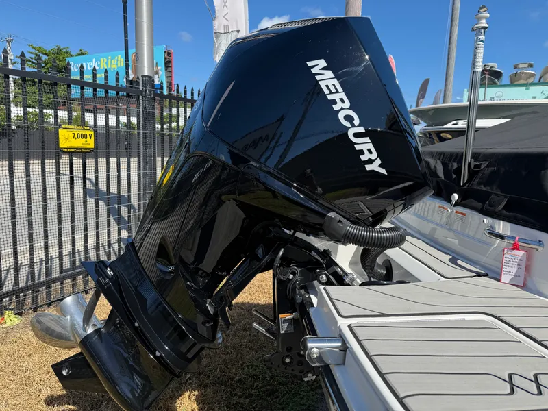 Slide: The Image of Sea Ray SPX 210 Outboard 2025 - 3