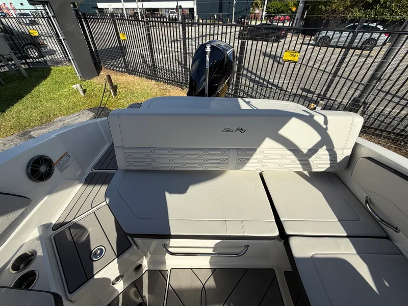 Slide: The Image of Sea Ray SPX 210 Outboard 2025 - 5