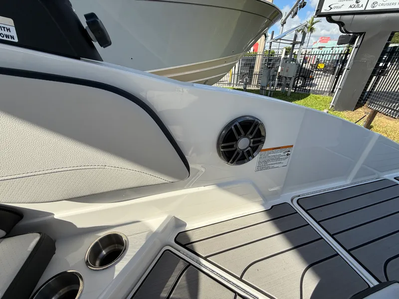 Slide: The Image of Sea Ray SPX 210 Outboard 2025 - 6