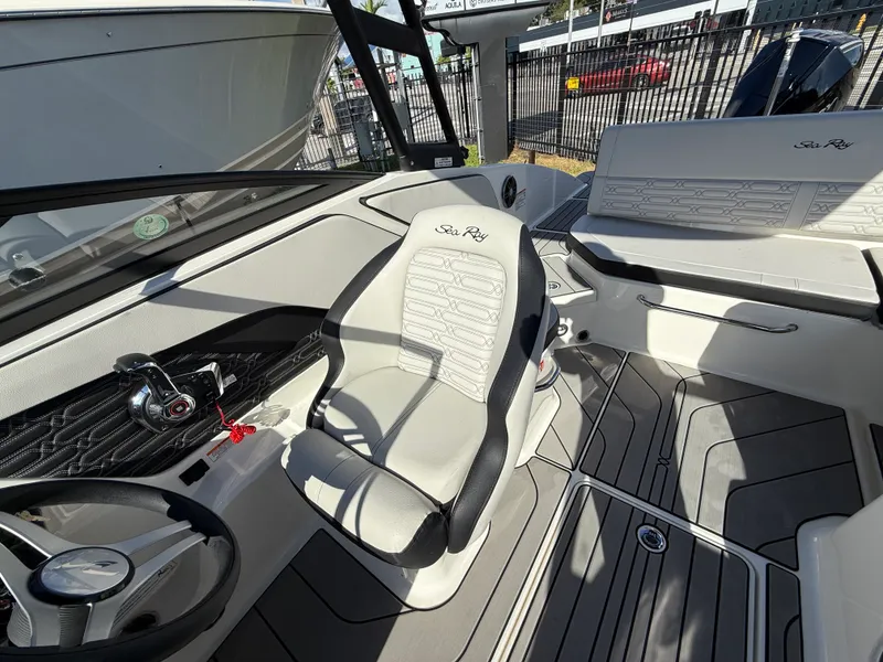 Slide: The Image of Sea Ray SPX 210 Outboard 2025 - 7