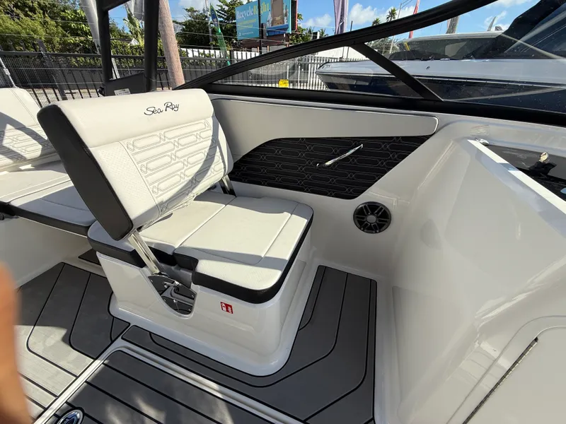 Slide: The Image of Sea Ray SPX 210 Outboard 2025 - 8