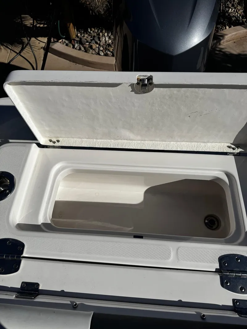 Slide: The Image of Robalo R 242 Center Console 2020 - 43