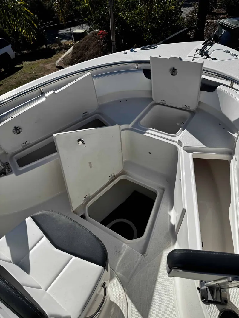 Slide: The Image of Robalo R 242 Center Console 2020 - 27