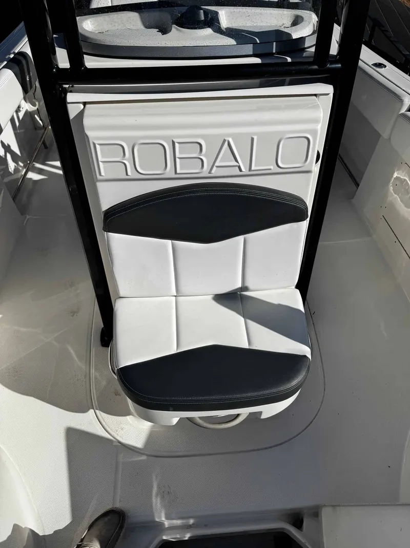 Slide: The Image of Robalo R 242 Center Console 2020 - 28