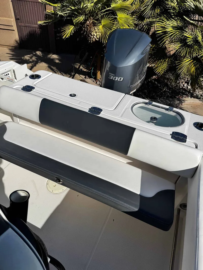Slide: The Image of Robalo R 242 Center Console 2020 - 38