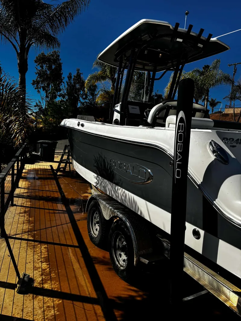 Slide: The Image of Robalo R 242 Center Console 2020 - 5