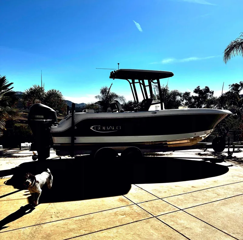 The Image of Robalo R 242 Center Console 2020 - 0