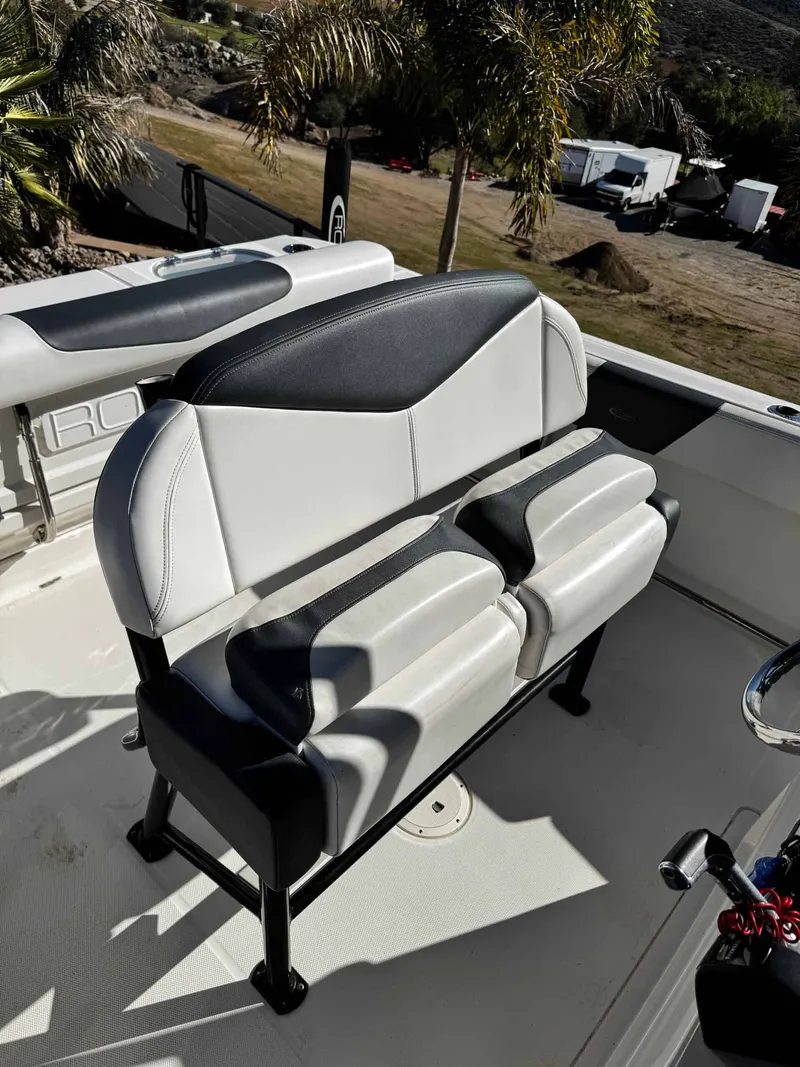 Slide: The Image of Robalo R 242 Center Console 2020 - 29