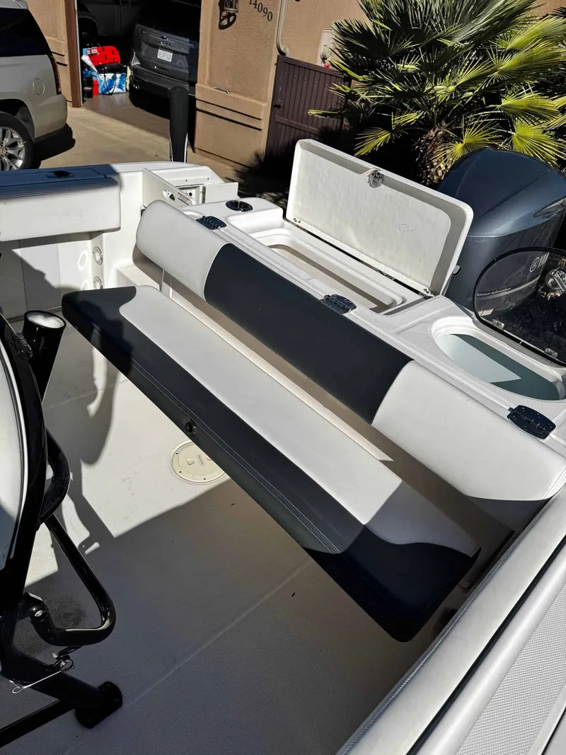 Slide: The Image of Robalo R 242 Center Console 2020 - 46