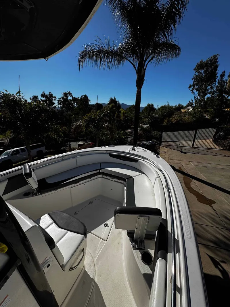 Slide: The Image of Robalo R 242 Center Console 2020 - 24