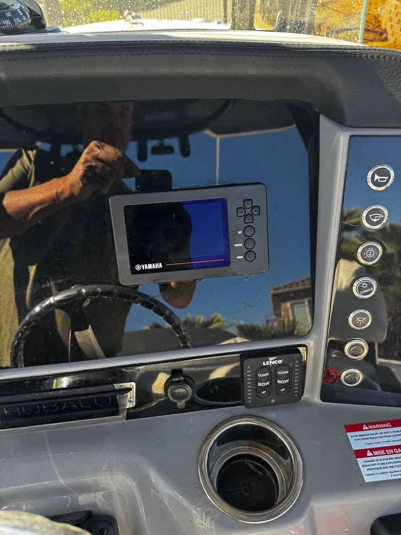 Slide: The Image of Robalo R 242 Center Console 2020 - 14