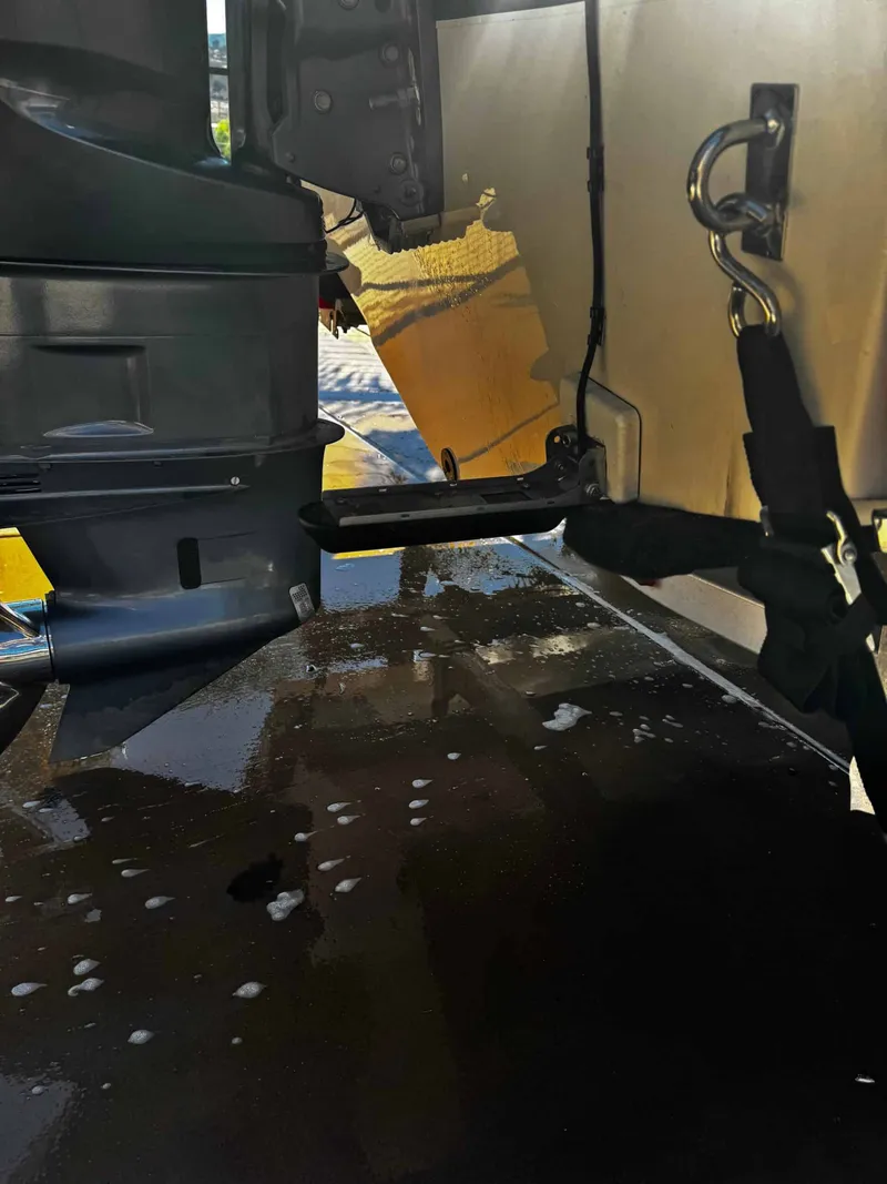 Slide: The Image of Robalo R 242 Center Console 2020 - 10