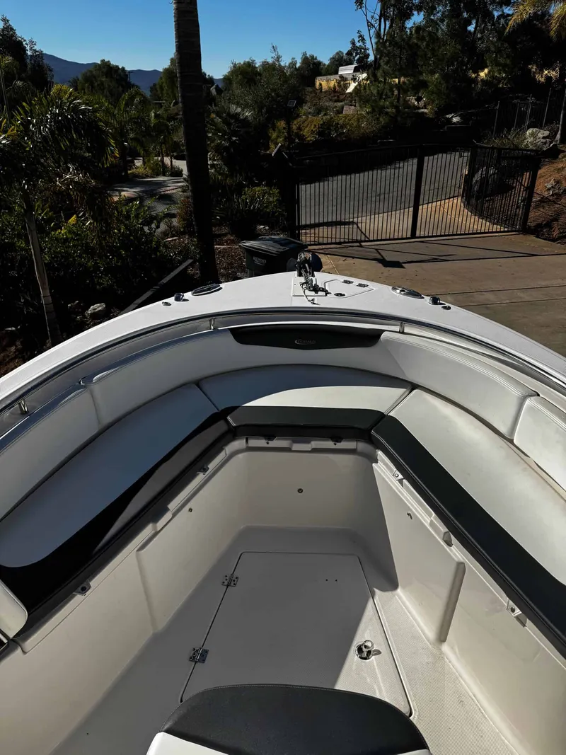 Slide: The Image of Robalo R 242 Center Console 2020 - 34