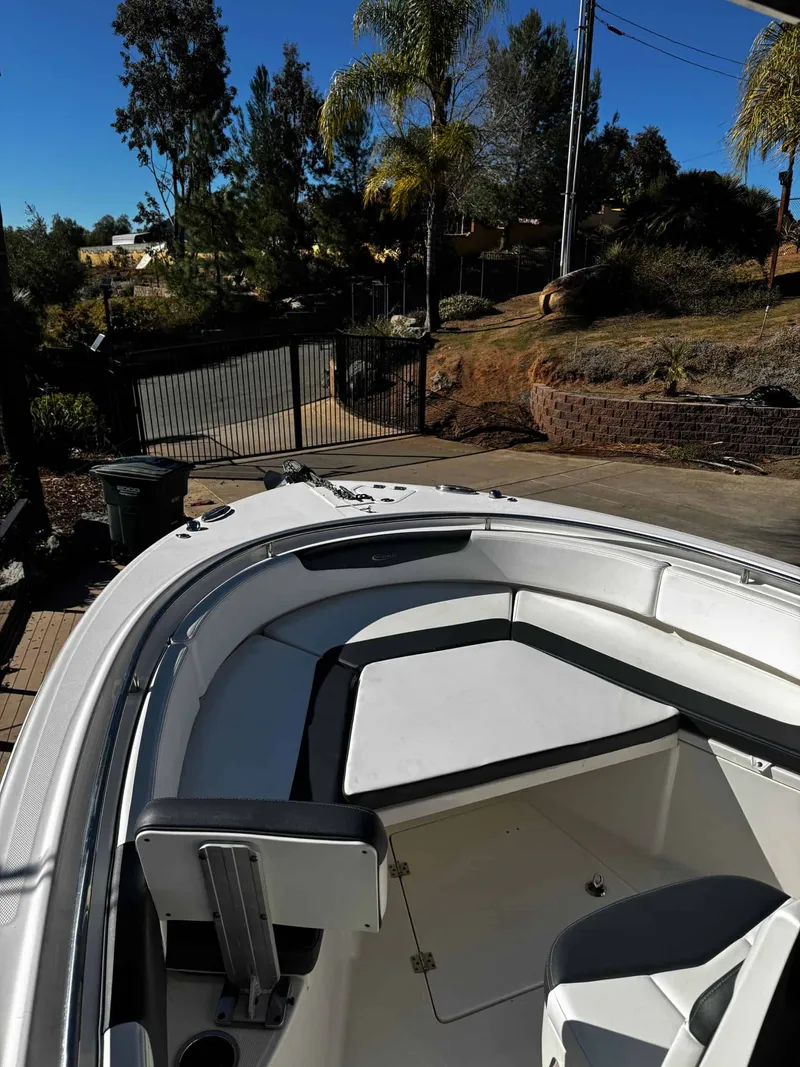 Slide: The Image of Robalo R 242 Center Console 2020 - 33