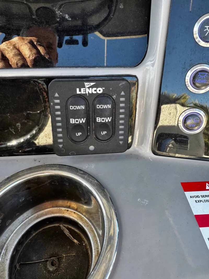 Slide: The Image of Robalo R 242 Center Console 2020 - 15