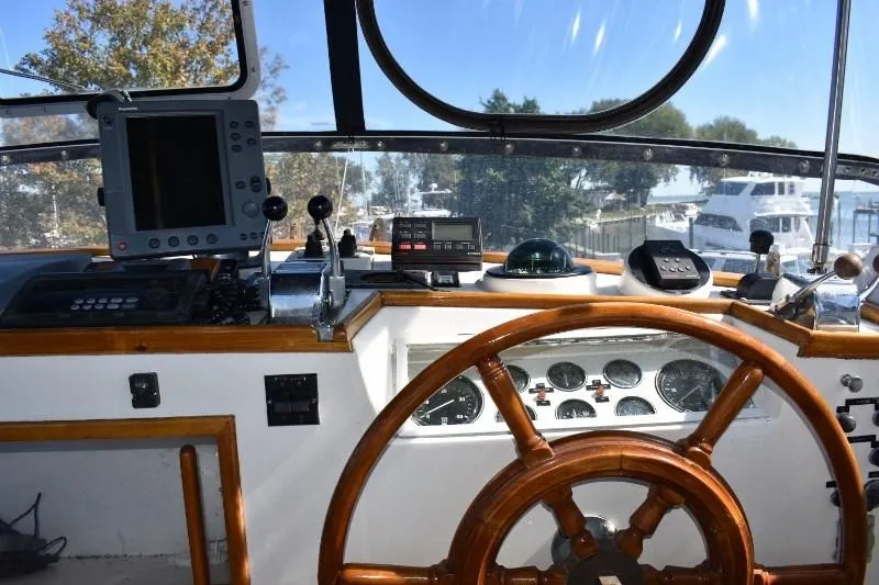 Slide: The Image of Helm of 1985 Grand Banks 49 Motoryacht. - 44