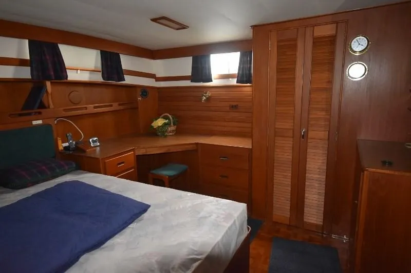 Slide: The Image of Grand Banks 49 Motoryacht 1985 - 76