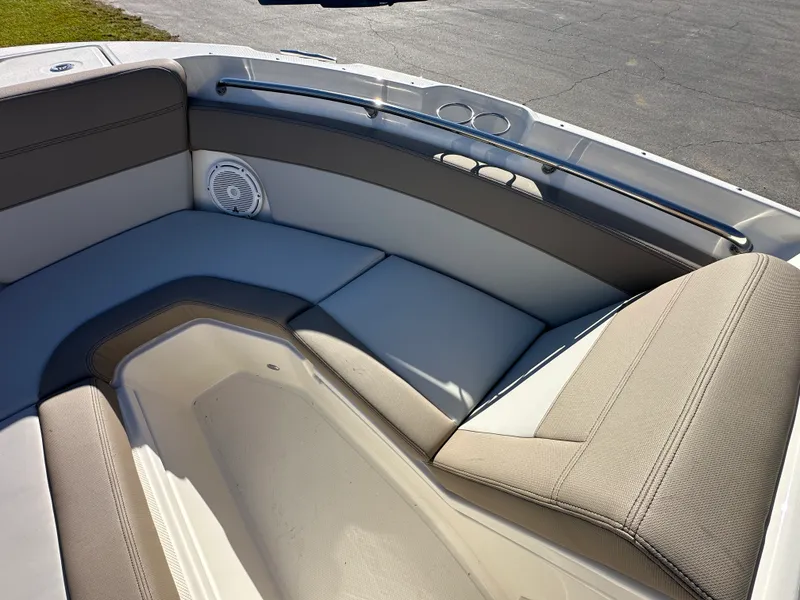 Slide: The Image of Boston Whaler 210 Vantage 2025 - 10