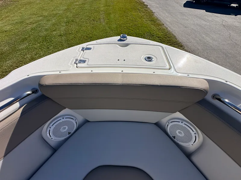Slide: The Image of Boston Whaler 210 Vantage 2025 - 11