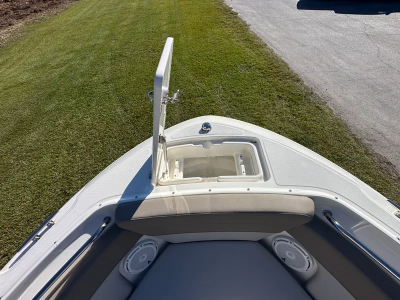 Slide: The Image of Boston Whaler 210 Vantage 2025 - 12