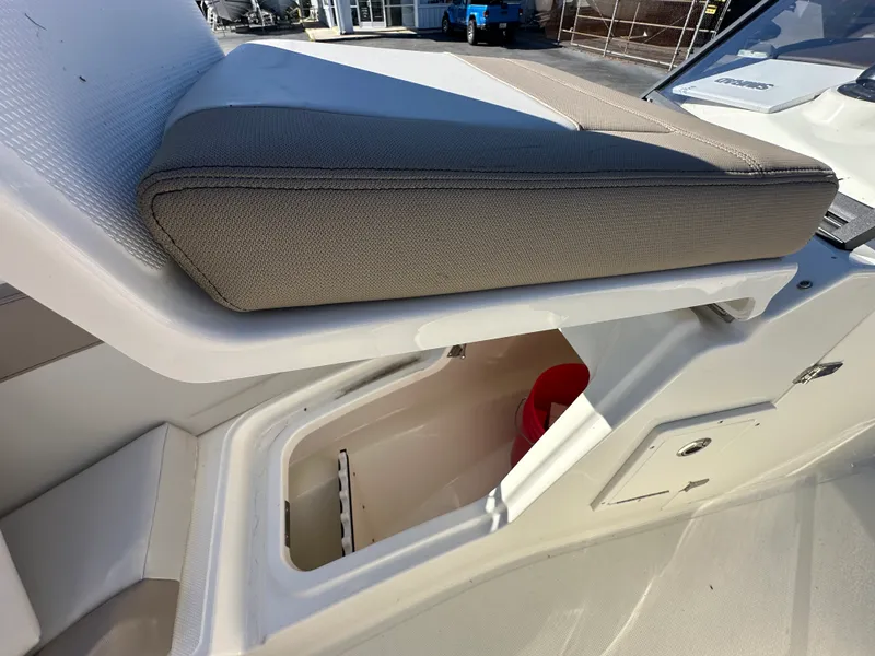 Slide: The Image of Boston Whaler 210 Vantage 2025 - 13