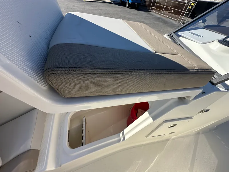 Slide: The Image of Boston Whaler 210 Vantage 2025 - 14