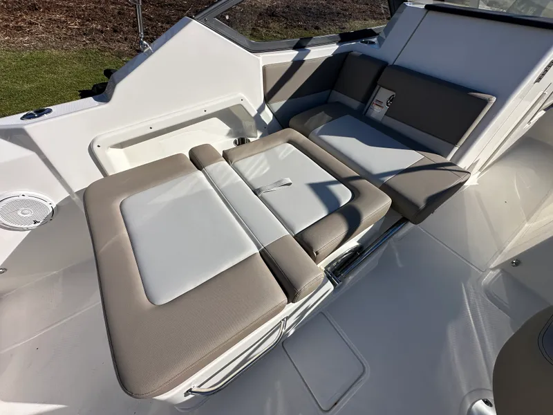 Slide: The Image of Boston Whaler 210 Vantage 2025 - 15