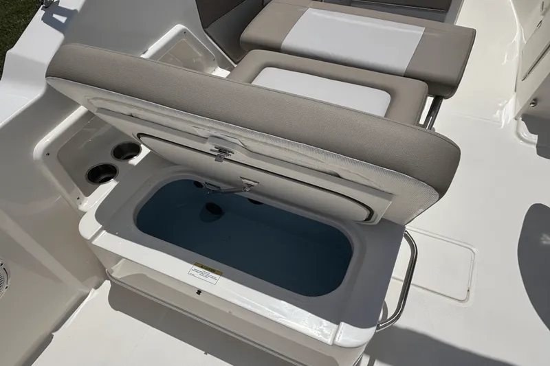 Slide: The Image of Boston Whaler 210 Vantage 2025 - 17