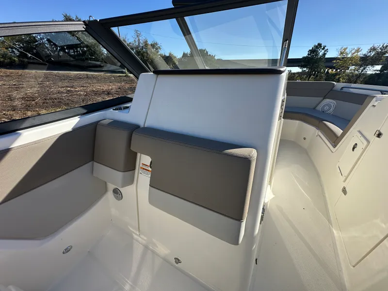 Slide: The Image of Boston Whaler 210 Vantage 2025 - 18