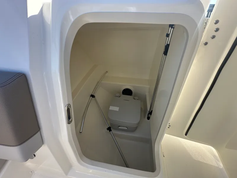 Slide: The Image of Boston Whaler 210 Vantage 2025 - 19