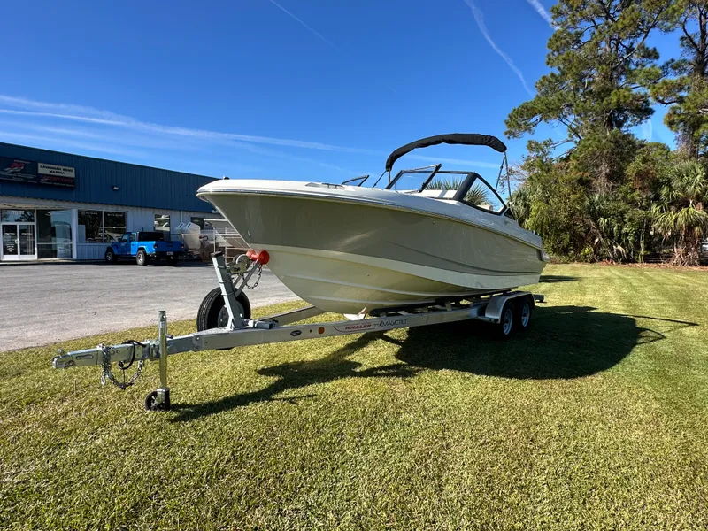 Slide: The Image of Boston Whaler 210 Vantage 2025 - 2