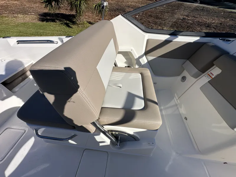 Slide: The Image of Boston Whaler 210 Vantage 2025 - 20