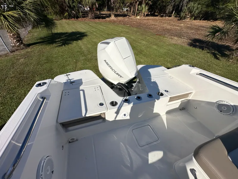 Slide: The Image of Boston Whaler 210 Vantage 2025 - 23
