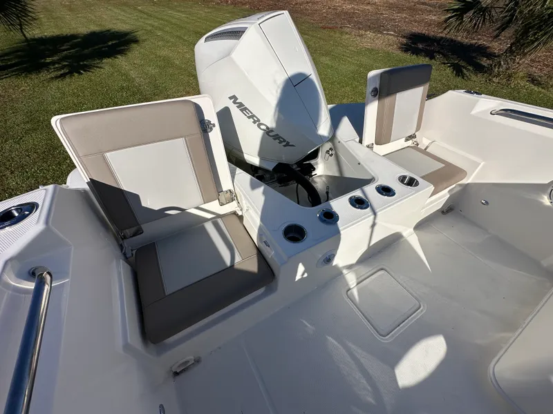 Slide: The Image of Boston Whaler 210 Vantage 2025 - 24