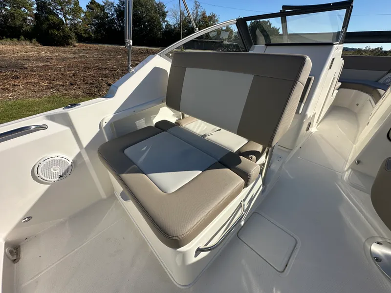 Slide: The Image of Boston Whaler 210 Vantage 2025 - 25