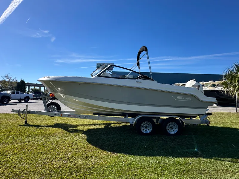 Slide: The Image of Boston Whaler 210 Vantage 2025 - 3