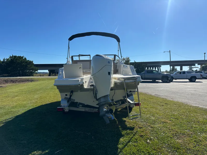 Slide: The Image of Boston Whaler 210 Vantage 2025 - 5