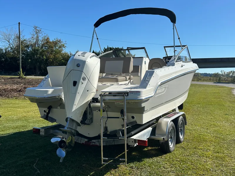 Slide: The Image of Boston Whaler 210 Vantage 2025 - 6