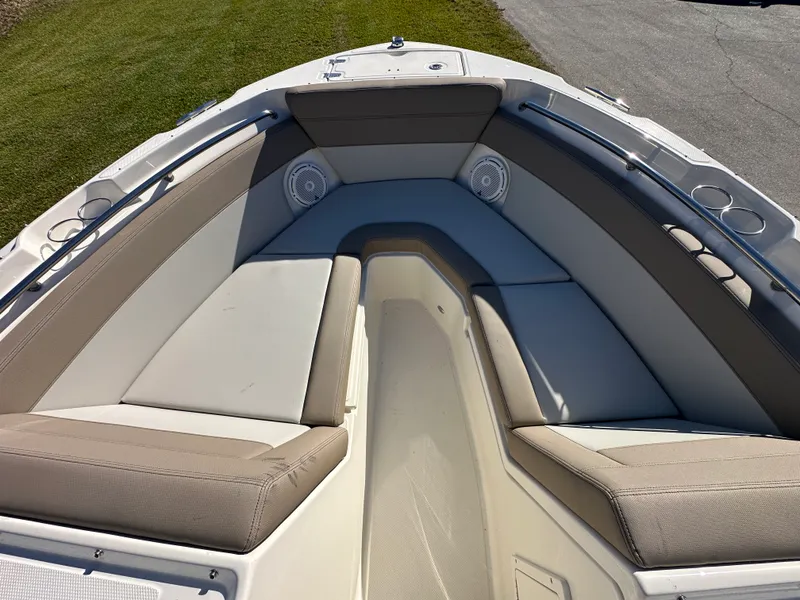 Slide: The Image of Boston Whaler 210 Vantage 2025 - 8