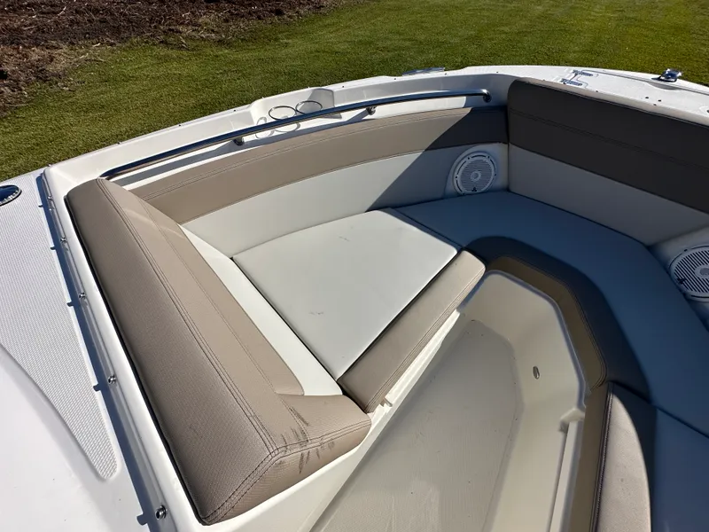 Slide: The Image of Boston Whaler 210 Vantage 2025 - 9