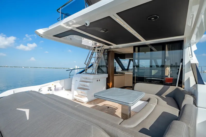 Slide: The Image of Azimut S6 SPORTFLY 2021 - 18