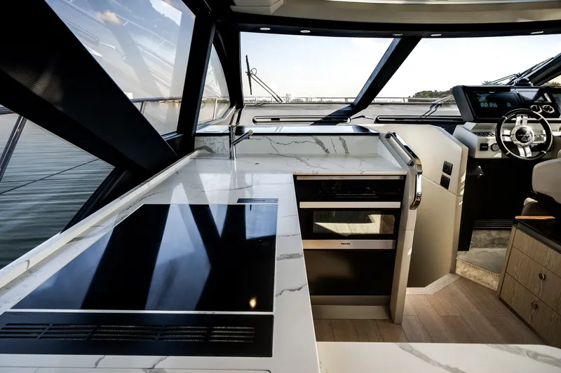 Slide: The Image of Azimut S6 SPORTFLY 2021 - 38