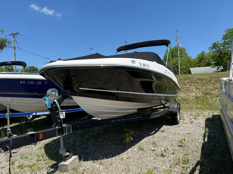 Slide: The Image of Bayliner VR5 2019 - 1