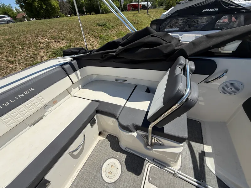 Slide: The Image of Bayliner VR5 2019 - 10