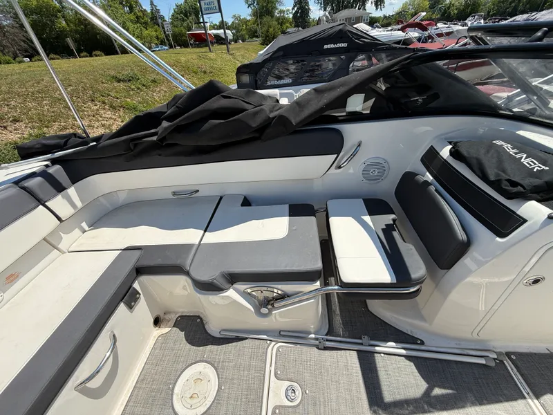 Slide: The Image of Bayliner VR5 2019 - 11