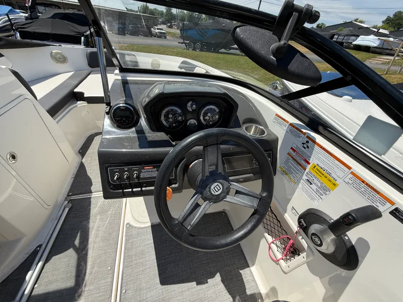 Slide: The Image of Bayliner VR5 2019 - 12