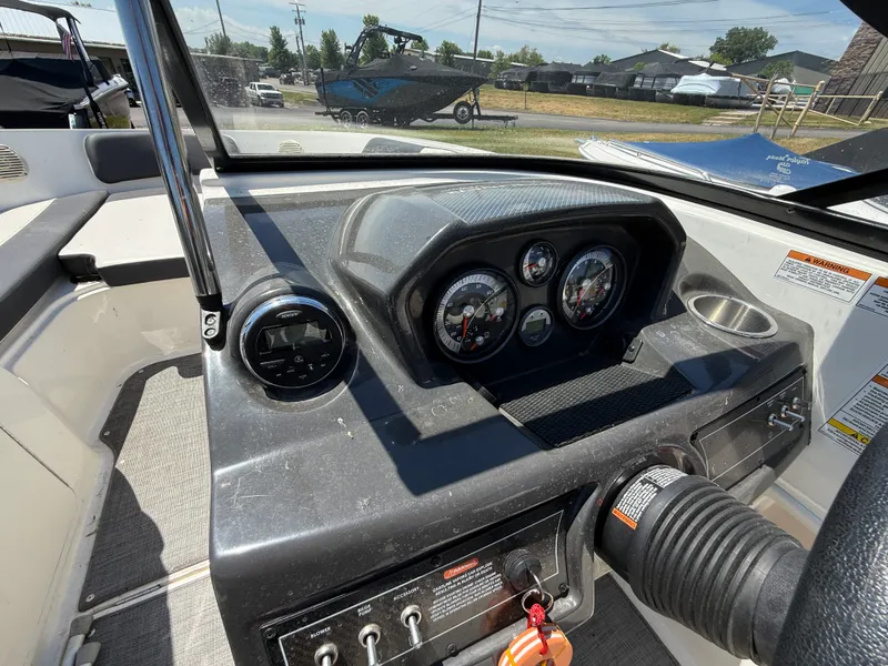 Slide: The Image of Bayliner VR5 2019 - 13