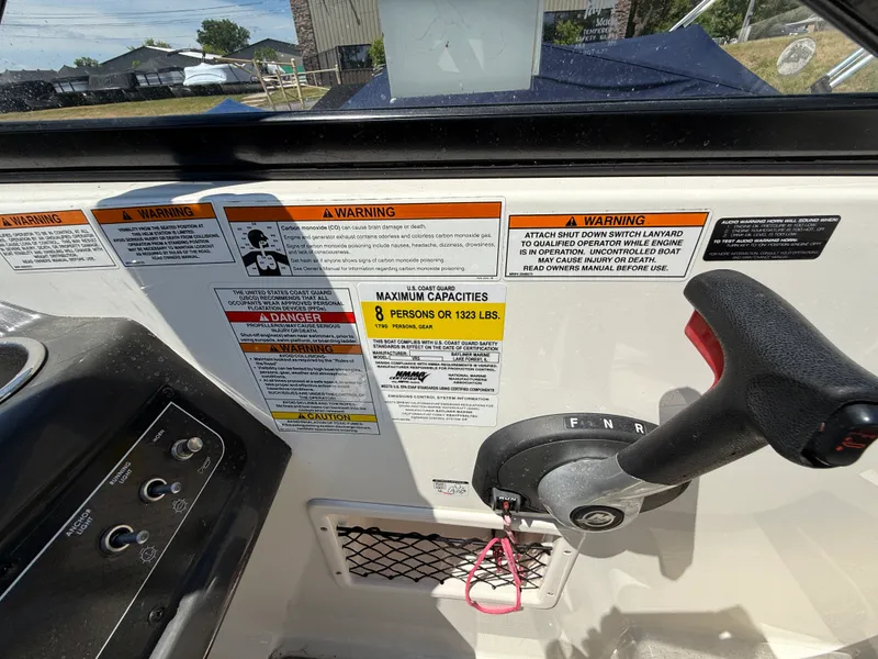 Slide: The Image of Bayliner VR5 2019 - 14
