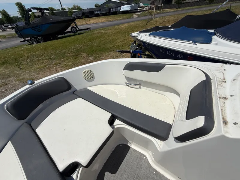 Slide: The Image of Bayliner VR5 2019 - 16